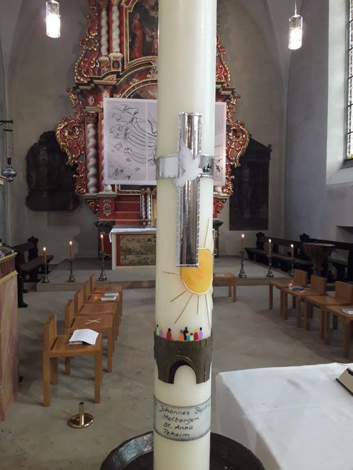 Pater Jineesh, Pastor Uwe Börner und Diakon Holger Meyer (von links) standen am Altar. Der Liturgiekreis hatte die Messe vorbereitet.