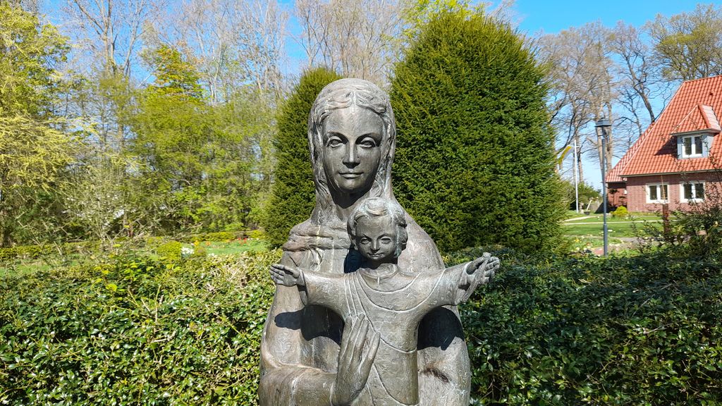 Marienstatue im Pfarrgarten hinter dem Pfarrheim | Foto: Holger Meyer