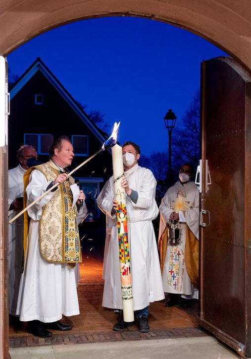 Die Osterkerze wird entzündet