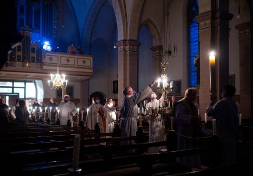 Viele Kerzen werden mit dem Licht der Osterkerze entzündet.